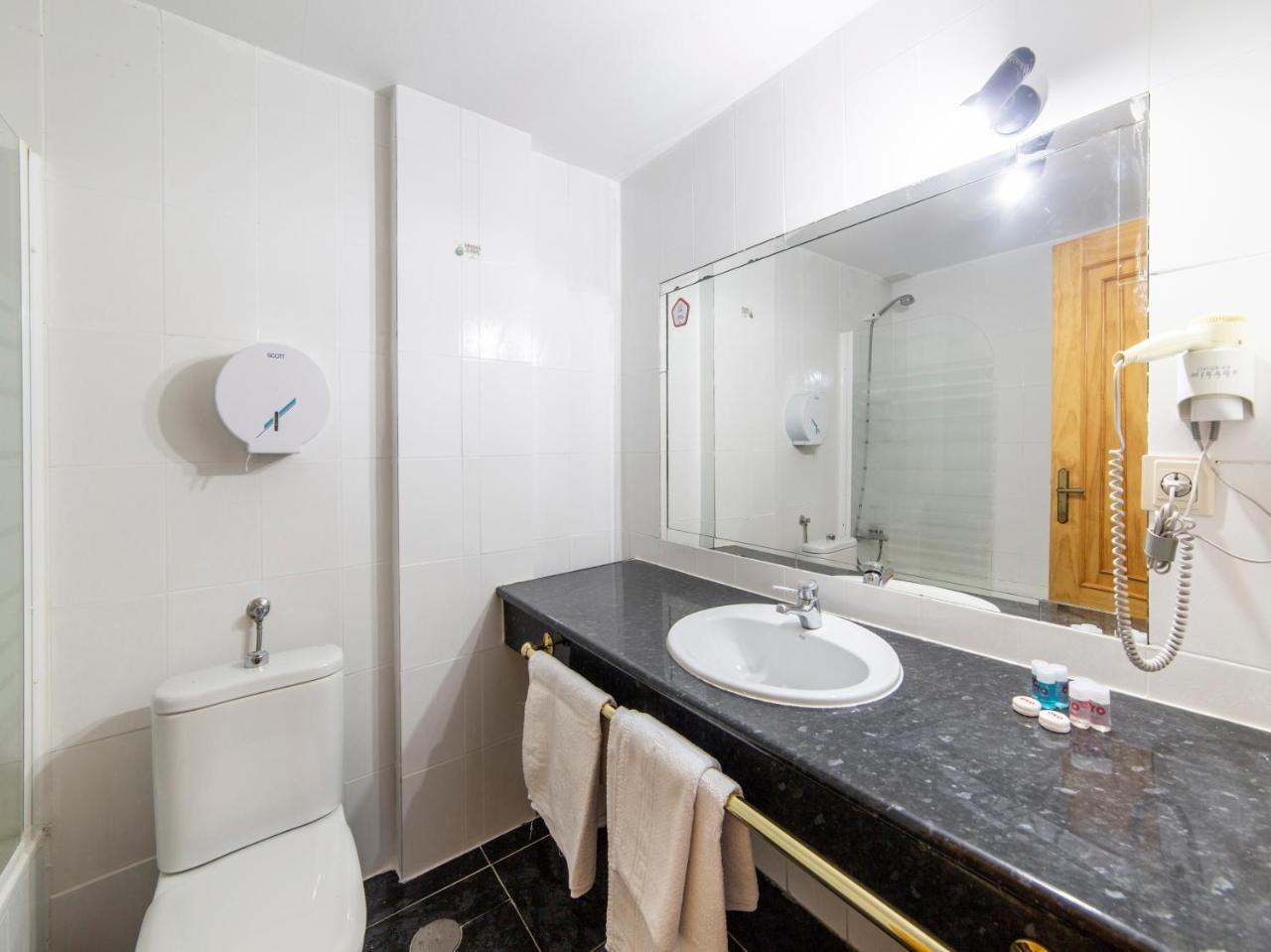 Hotel El Prado By Vivere Stays Carrascosa del Campo Ngoại thất bức ảnh